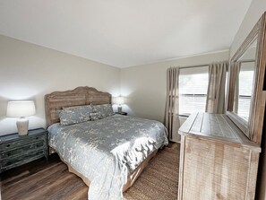 2 bedrooms, desk, WiFi