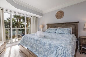 2 bedrooms, iron/ironing board, free WiFi, bed sheets - 112 Barrington Court. Beachfront Condo, Sleeps 8, Free Bikes (Hilton Head Island)