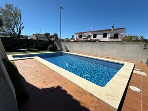 A rectangular swimming pool with clear blue water, surrounded by a tiled deck and a low wall. - Villa with private Pool/Aircon/Wi-Fi - Villa Montgrí (L'Escala)