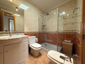 Douche, serviettes fournies