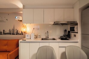 Full-size fridge, electric kettle, cookware/dishes/utensils