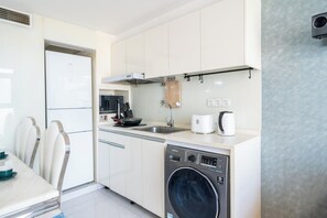 Full-size fridge, electric kettle, cookware/dishes/utensils