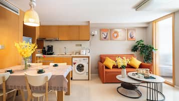 Apartamento, varias camas | Zona de estar | Televisión de 55 pulgadas con canales por cable