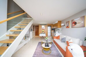 Apartment, 2 Bedrooms | Ruang tamu | 55 inci televisyen dengan kabel 