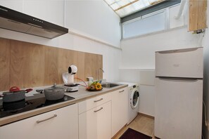 Geladeira, fogão, cooktop, cafeteira/chaleira