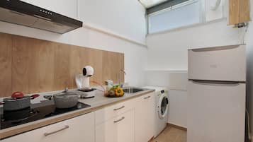 Réfrigérateur, four, plaque de cuisson, cafetière/bouilloire