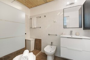 Douche, serviettes fournies, savon, shampoing