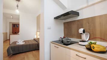 Lemari es, oven, kompor, dan mesin pembuat kopi/teh