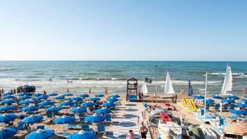 Spiaggia privata, lettini da mare, ombrelloni, pallavolo