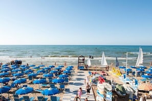Private beach, sun-loungers, beach umbrellas, beach volleyball - Blue Marine Village (Rodi Garganico)
