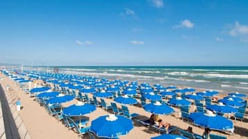 Plage privée, chaises longues, parasols, beach-volley
