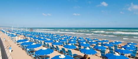 Plage privée, chaises longues, parasols, beach-volley