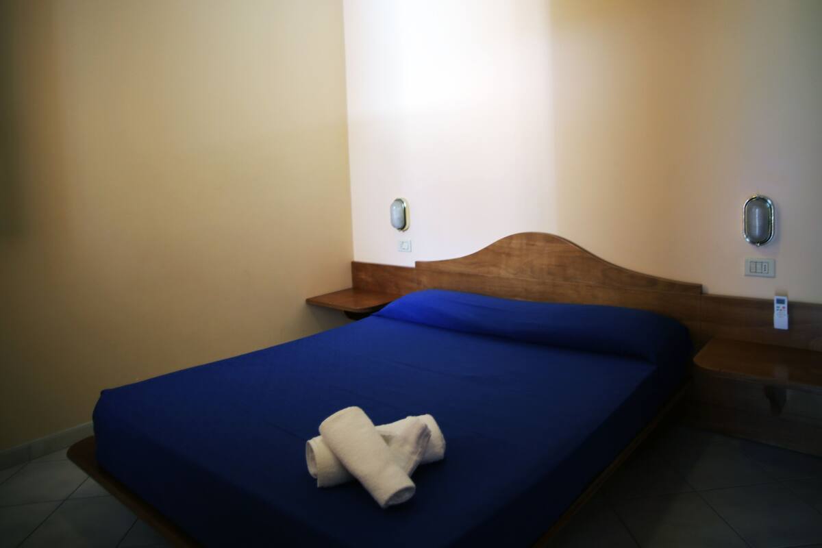 Cots/infant beds, bed sheets