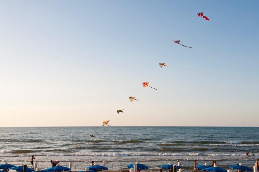 Spiaggia privata, lettini da mare, ombrelloni, pallavolo