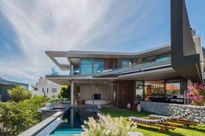 Villa | 5 bedrooms, desk, Internet