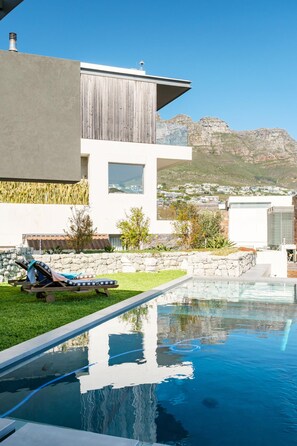 A modern pool area with a clear view of a mountainous landscape in the background. - Grand Camps Bay 5bed w Views Pool Gym Villa Serena (Cape Town)