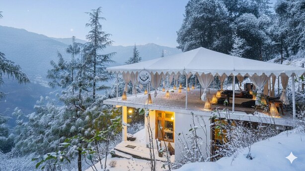 A snow-covered mountain lodge with a dining area and a view of the surrounding forest. - The Isisinga (Banjar)