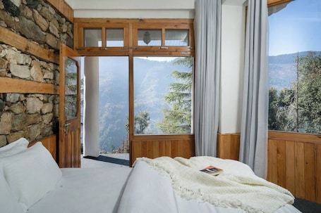 1 多间卧室、办公桌、笔记本电脑工作区