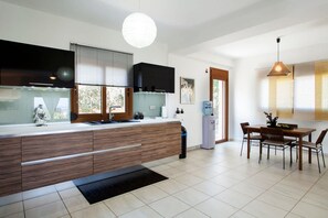 3 habitaciones, escritorio y acceso a internet