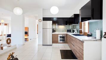 Villa | 3 bedrooms, desk, Internet