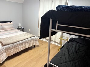 3 bedrooms, desk, free WiFi, bed sheets