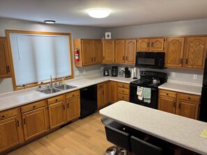 Køleskab, mikrobølgeovn, ovn, kogeplade