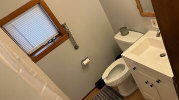 Serviettes fournies, savon, shampoing, papier toilette