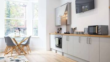 Coffee/tea maker, fridge, microwave, oven