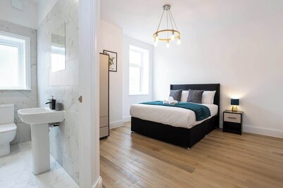 NEW! Spacious Flat, Ideal for Business, Sleeps 4!