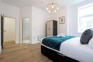 1 bedroom, iron/ironing board, WiFi, bed sheets - NEW! Spacious Flat, Ideal for Business, Sleeps 4! (Greater Manchester)