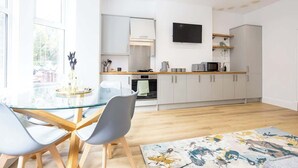 咖啡機/沖茶器、雪櫃、微波爐、焗爐