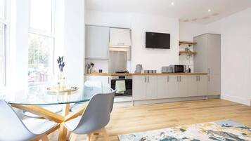 Coffee/tea maker, fridge, microwave, oven