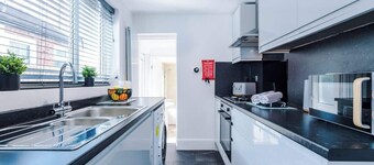 NEW! Spacious Home, Ideal for Groups, FREE Parking