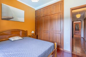 5 bedrooms, iron/ironing board, Internet, bed sheets