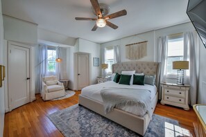 5 bedrooms, desk, iron/ironing board, WiFi - Hargrove House - Large home with fenced in backyard and close to campus! (Tuscaloosa)