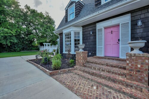 Hargrove House - Large home with fenced in backyard and close to campus!