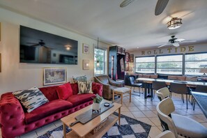 Smart TV, books - Hargrove House - Large home with fenced in backyard and close to campus! (Tuscaloosa)