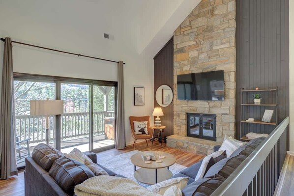 Televisión, chimenea y oficina 