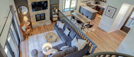 Een televisie, een open haard en een kantoor