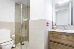 Haartrockner, Handtücher, Seife, Toilettenpapier