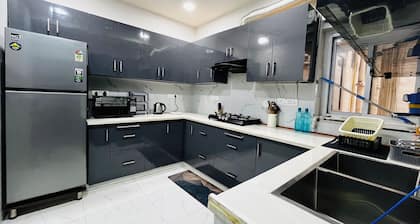 3-BHK apartment in New Delhi with WiFi, AC at a 15 min distance from IGI Airport