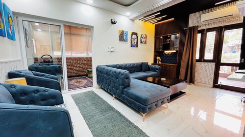 3-BHK apartment in New Delhi with WiFi, AC at a 15 min distance from IGI Airport