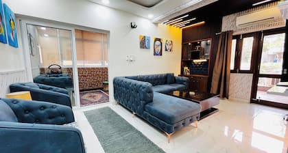 3-BHK apartment in New Delhi with WiFi, AC at a 15 min distance from IGI Airport
