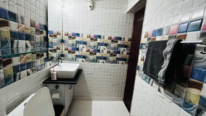 Douche, bidet, serviettes fournies, savon