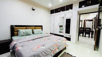 3 bedrooms, iron/ironing board, WiFi, bed sheets