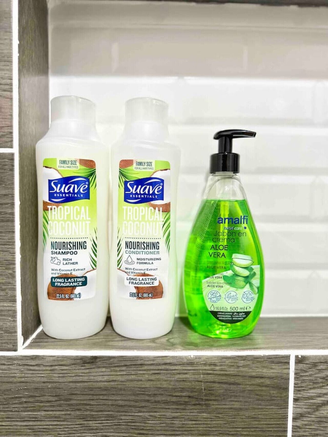 Deux flacons de shampooing et d’après-shampooing Suave Essentials aux senteurs tropicales de noix de coco, et un flacon de gel pour les mains à l’aloe vera Artahni.