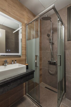 Shower, free toiletries, hair dryer, slippers - Anvy Stylish Suites Ioannina (Ioannina)