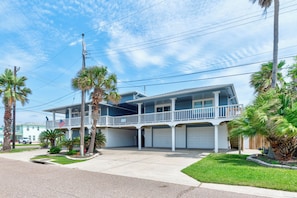 Exterior - Pet friendly! Two houses connected by covered breezeway with a large private poo (Port Aransas)