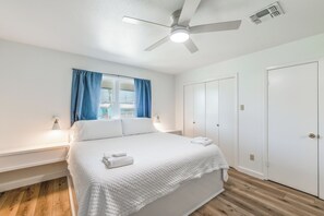 5 bedrooms, iron/ironing board, free WiFi, bed sheets - Pet friendly! Two houses connected by covered breezeway with private pool! (Port Aransas)