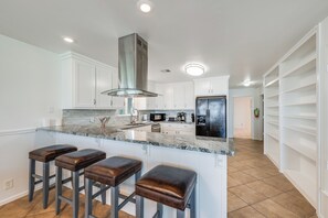 Kjøleskap, mikrobølgeovn, ovn og kokeplater